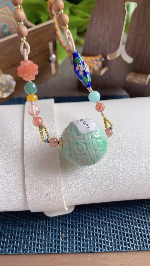Bola giok alami berukuran besar dan bulat, melambangkan kekayaan berlimpah. Warna hijau cerah yang memukau, ukiran yang indah. Dimensi: 2,4 cm. Harga sudah termasuk ongkos kirim dan pajak.