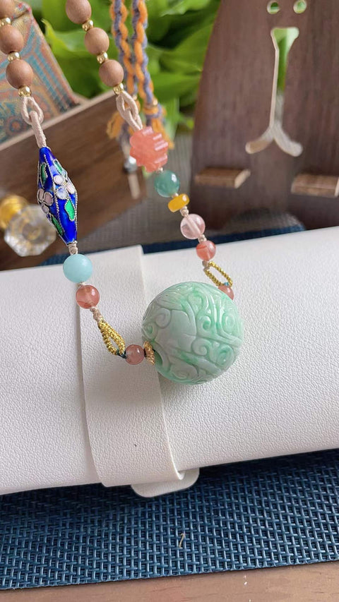 Bola giok alami berukuran besar dan bulat, melambangkan kekayaan berlimpah. Warna hijau cerah yang memukau, ukiran yang indah. Dimensi: 2,4 cm. Harga sudah termasuk ongkos kirim dan pajak.
