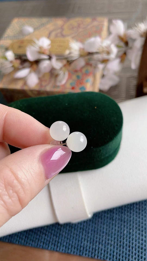 Anting giok Hetian alami, terbuat dari bahan tambang lama, tembus pandang yang sangat baik, bersih dan menyegarkan, klasik dan serbaguna, ukuran 0.8, termasuk ongkos kirim dan pajak.
