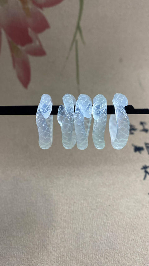 Cincin Ular: Cincin Giok Xiuyan Tipe Es yang Indah—Cincin ular yang melambangkan kekayaan dan kemakmuran, diameter dalam 16 hingga 19 mm, termasuk ongkos kirim dan pajak.
