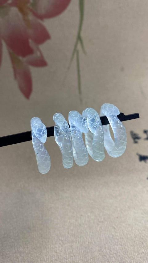 Cincin Ular: Cincin Giok Xiuyan Tipe Es yang Indah—Cincin ular yang melambangkan kekayaan dan kemakmuran, diameter dalam 16 hingga 19 mm, termasuk ongkos kirim dan pajak.