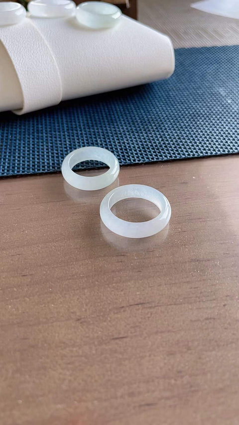 Cincin giok alami, dari tambang tua, dengan tekstur halus dan hangat, tembus cahaya yang sangat baik, dan warna putih bersih seperti cahaya bulan. Ukuran: 14-18mm. Harga sudah termasuk ongkos kirim dan pajak.