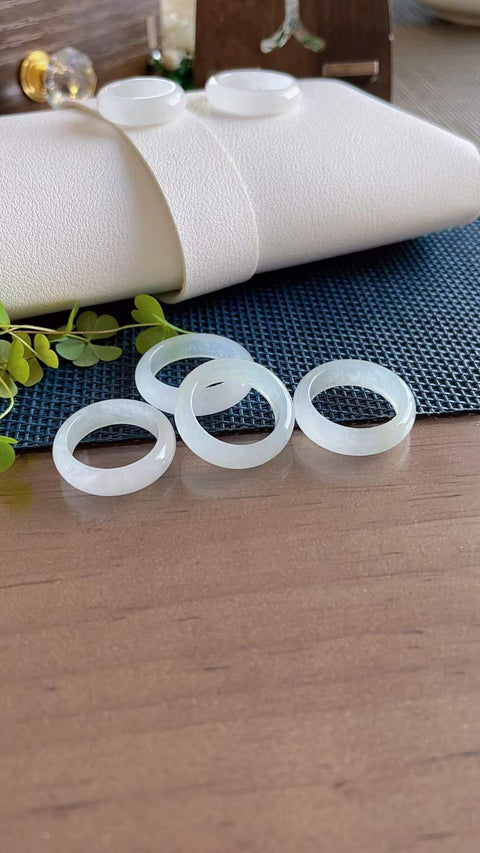 Cincin giok alami, dari tambang tua, dengan tekstur halus dan hangat, tembus cahaya yang sangat baik, dan warna putih bersih seperti cahaya bulan. Ukuran: 14-18mm. Harga sudah termasuk ongkos kirim dan pajak.
