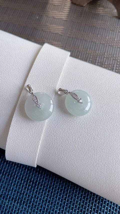 Gesper pengaman giok alami, melambangkan kedamaian dan kesejahteraan, kebulatan dan kesempurnaan. Giok ini halus dan berkilau dengan transparansi yang sangat baik. Terbuat dari perak 925, berdiameter 1,6 mm. Harga sudah termasuk ongkos kirim dan pajak.