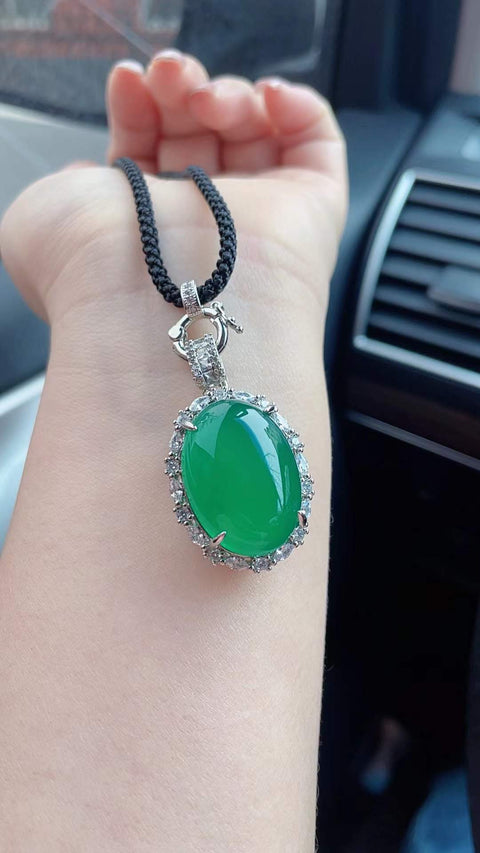 Liontin kalsedon yang indah, dengan kejernihan yang sangat baik, tebal dan penuh, cantik dan bergaya, ukuran 2,5 x 2,3 cm,Spesifikasi: 2,8 x 2,0 termasuk ongkos kirim dan pajak.