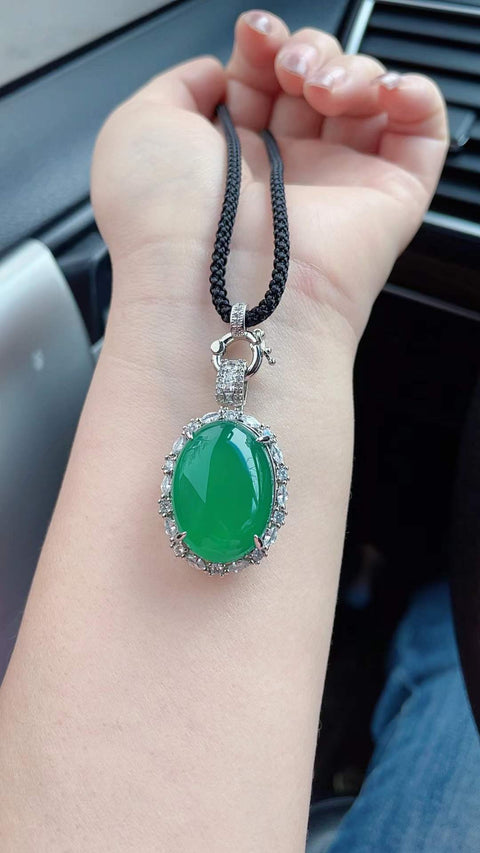 Liontin kalsedon yang indah, dengan kejernihan yang sangat baik, tebal dan penuh, cantik dan bergaya, ukuran 2,5 x 2,3 cm,Spesifikasi: 2,8 x 2,0 termasuk ongkos kirim dan pajak.