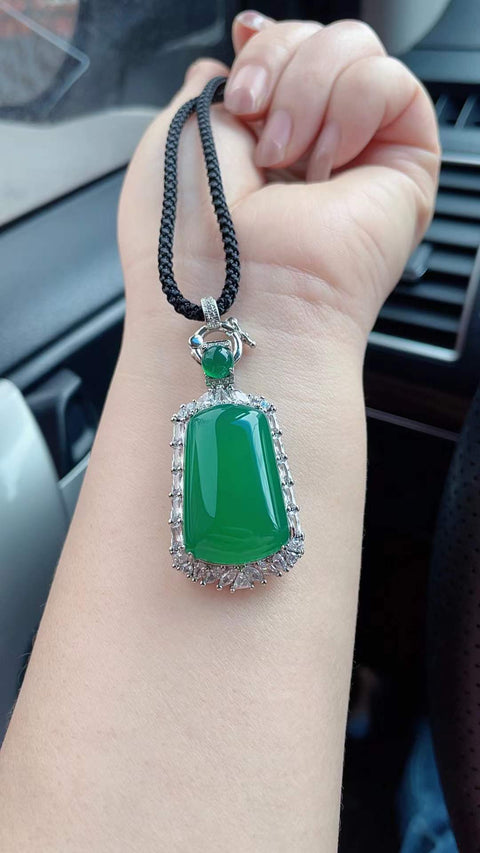 Liontin kalsedon yang indah, dengan kejernihan yang sangat baik, tebal dan penuh, cantik dan bergaya, ukuran 2,5 x 2,3 cm,Spesifikasi: 2,8 x 2,0 termasuk ongkos kirim dan pajak.