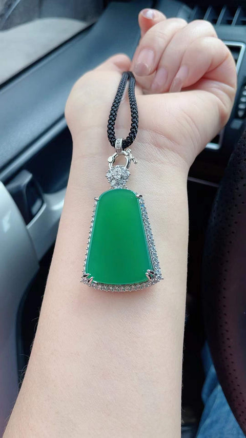 Ini adalah liontin kalsedon berkualitas tinggi, dengan kejernihan yang sangat baik, tebal dan penuh, indah dan bergaya, memberikan tampilan berkelas saat dikenakan. Ukurannya 3,8 x 2,6 cm dan sudah termasuk ongkos kirim dan pajak.