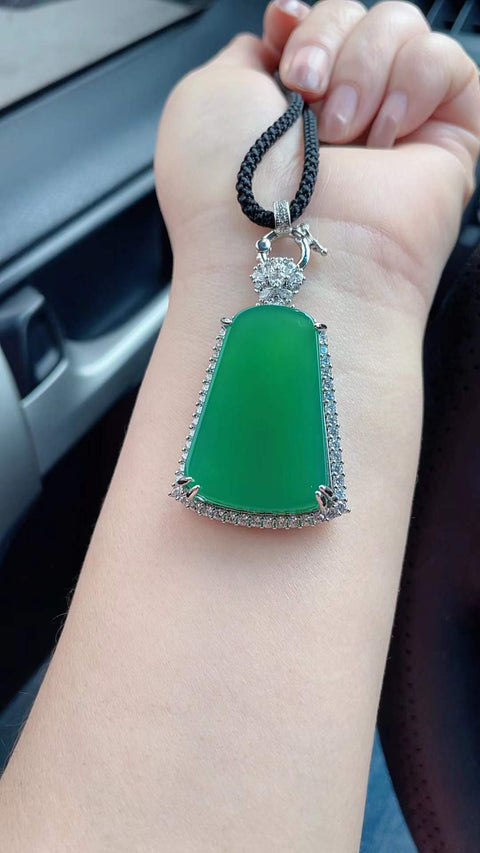 Ini adalah liontin kalsedon berkualitas tinggi, dengan kejernihan yang sangat baik, tebal dan penuh, indah dan bergaya, memberikan tampilan berkelas saat dikenakan. Ukurannya 3,8 x 2,6 cm dan sudah termasuk ongkos kirim dan pajak.