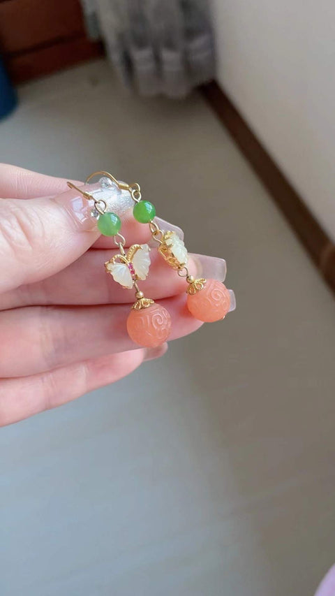 Anting-anting batu akik merah alami dari wilayah selatan, dipadukan dengan nefrit, giok putih, dan giok es dari tambang tua, dipasang pada perak 925. Termasuk ongkos kirim dan pajak.