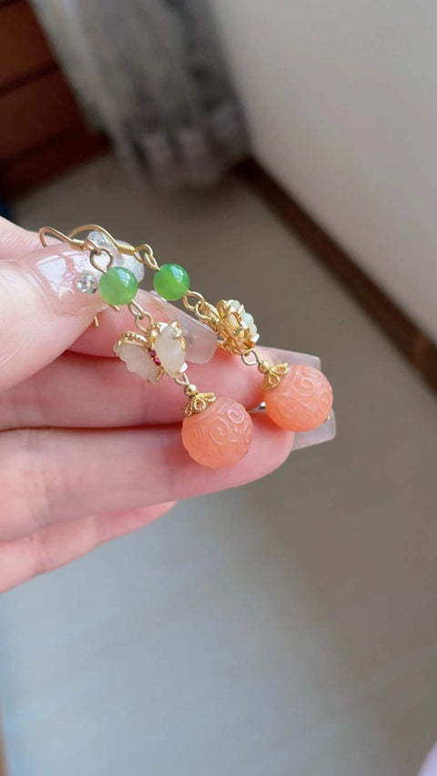 Anting-anting batu akik merah alami dari wilayah selatan, dipadukan dengan nefrit, giok putih, dan giok es dari tambang tua, dipasang pada perak 925. Termasuk ongkos kirim dan pajak.