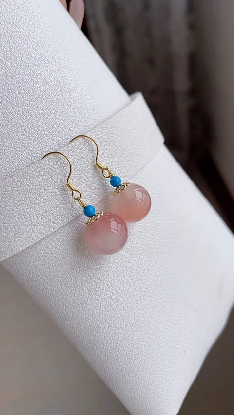 Anting-anting kalsedon alami, dengan kejernihan yang sangat baik dan tampilan yang jernih serta berkilau, sempurna untuk dikenakan di musim semi dan musim panas. Ukuran 1,2 cm. Harga sudah termasuk ongkos kirim dan pajak.