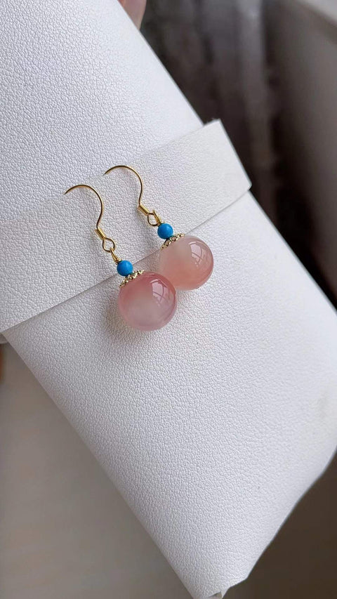 Anting-anting kalsedon alami, dengan kejernihan yang sangat baik dan tampilan yang jernih serta berkilau, sempurna untuk dikenakan di musim semi dan musim panas. Ukuran 1,2 cm. Harga sudah termasuk ongkos kirim dan pajak.