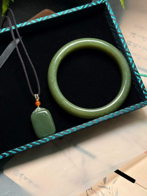Giok Hetian dengan tekstur kuning kehijauan, meningkatkan keputihan dan keanggunan. Set dua buah, perkiraan dimensi: Diameter dalam gelang 55-62mm, Liontin 28×19mm.