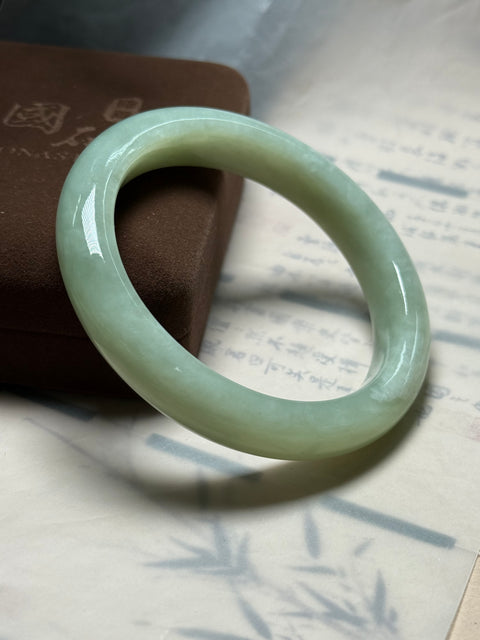 Gelang giok Xiuyan 🍀 Giok berwarna hijau kacang atau hijau krem, dengan daya tarik keberuntungan. Dimensi: sekitar 62,3×13×10mm. Harga sudah termasuk ongkos kirim dan pajak.