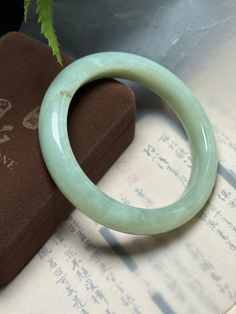 Gelang giok Xiuyan 🍀 Giok berwarna hijau kacang atau hijau krem, dengan daya tarik keberuntungan. Dimensi: sekitar 62,3×13×10mm. Harga sudah termasuk ongkos kirim dan pajak.