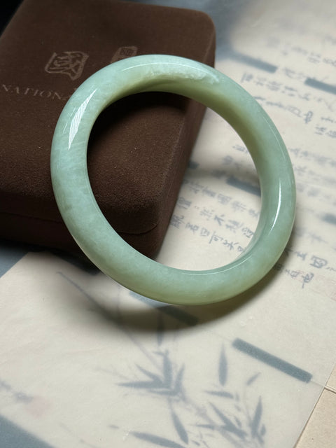 Gelang giok Xiuyan 🍀 Giok berwarna hijau kacang atau hijau krem, dengan daya tarik keberuntungan. Dimensi: sekitar 62,3×13×10mm. Harga sudah termasuk ongkos kirim dan pajak.