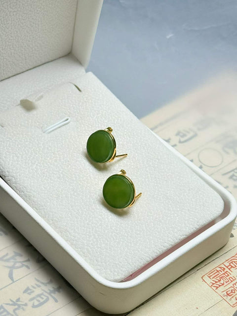 Anting-anting giok merek "Ping An" benar-benar menakjubkan! Sangat cocok untuk kulit cerah! Desain sederhana dan bergaya ✨ Bertatahkan perak sterling 925. Ukuran sekitar 12 x 3 mm. Termasuk ongkos kirim dan pajak.