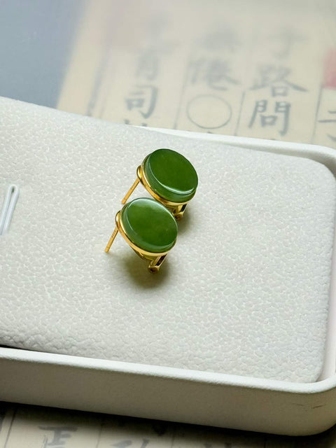 Anting-anting giok merek "Ping An" benar-benar menakjubkan! Sangat cocok untuk kulit cerah! Desain sederhana dan bergaya ✨ Bertatahkan perak sterling 925. Ukuran sekitar 12 x 3 mm. Termasuk ongkos kirim dan pajak.