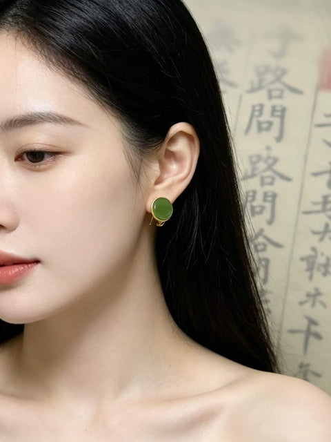 Anting-anting giok merek "Ping An" benar-benar menakjubkan! Sangat cocok untuk kulit cerah! Desain sederhana dan bergaya ✨ Bertatahkan perak sterling 925. Ukuran sekitar 12 x 3 mm. Termasuk ongkos kirim dan pajak.
