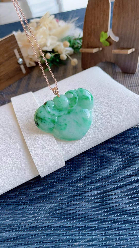 Ruyi giok alami (ornamen tradisional Tiongkok yang melambangkan keberuntungan), terbuat dari material tambang lama, dipasang dalam emas 18 karat, dimensi 4,4 x 3,5 cm, termasuk ongkos kirim dan pajak.