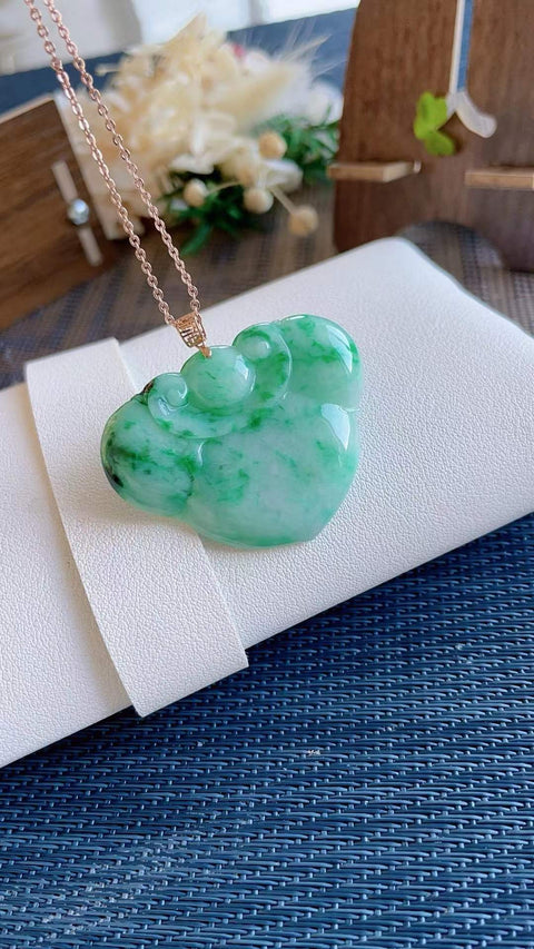 Ruyi giok alami (ornamen tradisional Tiongkok yang melambangkan keberuntungan), terbuat dari material tambang lama, dipasang dalam emas 18 karat, dimensi 4,4 x 3,5 cm, termasuk ongkos kirim dan pajak.