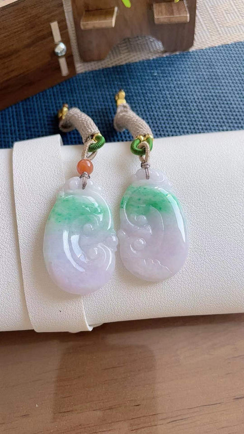 Ruyi giok alami, ungu muda dengan sedikit nuansa hijau terang, dimensi 4,1 x 2,6 cm, termasuk ongkos kirim dan pajak.
