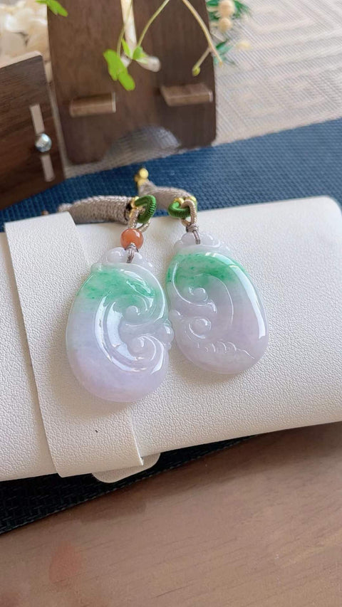 Ruyi giok alami, ungu muda dengan sedikit nuansa hijau terang, dimensi 4,1 x 2,6 cm, termasuk ongkos kirim dan pajak.