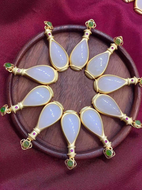 Spesifikasi liontin vas giok lemak domba Hetian: Giok tetes air mata Hetian 10×18mm + setengah lingkaran nefrit 4mm Bahan: Inlay perak kuno, giok tetes air mata Hetian alami murni + nefrit. Termasuk ongkos kirim dan pajak.