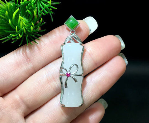 Liontin perak sterling S925 bertatahkan ruas bambu giok putih Hetian, material tambang tua Qinghai. Ukuran permukaan giok: 10*32mm + 4mm nefrit. Ruas bambu melambangkan awet muda dan masa depan yang cerah. Termasuk ongkos kirim dan pajak.