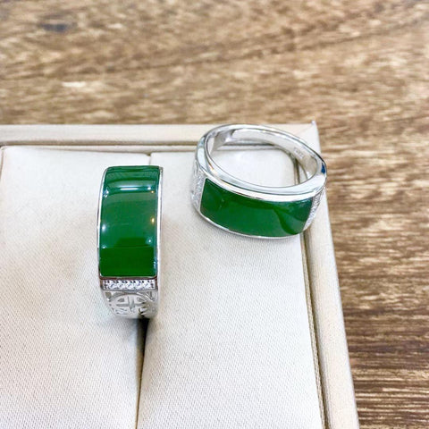 Cincin giok Hetian yang indah, dipasang pada perak S925. Ukuran permukaan giok: 7*16mm. Gioknya tanpa cacat, bersih, dan halus. Desain klasik, meningkatkan penampilannya yang elegan. (Harga dan pajak sudah termasuk).