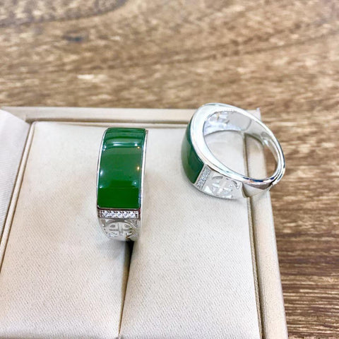 Cincin giok Hetian yang indah, dipasang pada perak S925. Ukuran permukaan giok: 7*16mm. Gioknya tanpa cacat, bersih, dan halus. Desain klasik, meningkatkan penampilannya yang elegan. (Harga dan pajak sudah termasuk).
