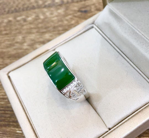Cincin giok Hetian yang indah, dipasang pada perak S925. Ukuran permukaan giok: 7*16mm. Gioknya tanpa cacat, bersih, dan halus. Desain klasik, meningkatkan penampilannya yang elegan. (Harga dan pajak sudah termasuk).