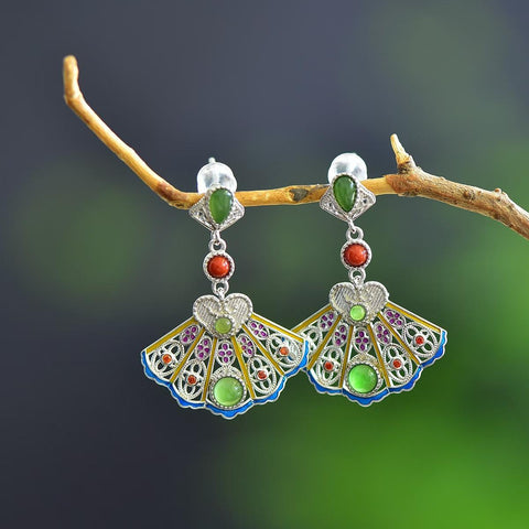 Anting-anting perak sterling 17108#925 bertatahkan giok Hetian dengan desain kipas ruyi. Gaya baru dan unik, pengerjaan yang indah, dan istimewa. Ukuran giok: 4*4 cm. Harga sudah termasuk ongkos kirim dan pajak.