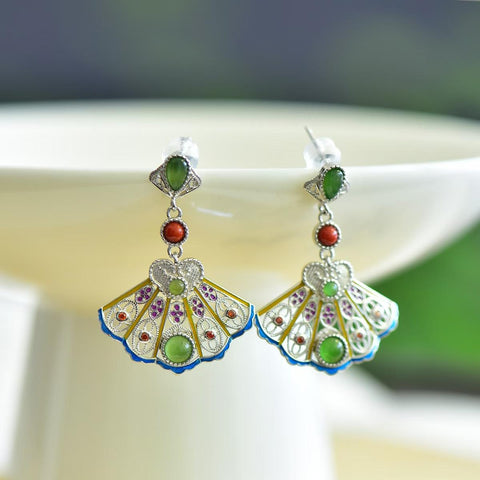 Anting-anting perak sterling 17108#925 bertatahkan giok Hetian dengan desain kipas ruyi. Gaya baru dan unik, pengerjaan yang indah, dan istimewa. Ukuran giok: 4*4 cm. Harga sudah termasuk ongkos kirim dan pajak.