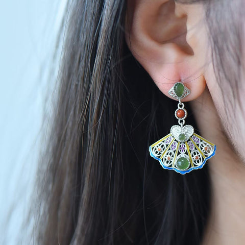 Anting-anting perak sterling 17108#925 bertatahkan giok Hetian dengan desain kipas ruyi. Gaya baru dan unik, pengerjaan yang indah, dan istimewa. Ukuran giok: 4*4 cm. Harga sudah termasuk ongkos kirim dan pajak.
