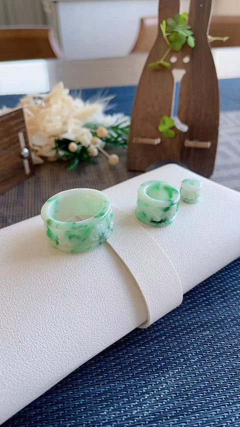 Cincin jempol giok alami, dari tambang tua, dengan tekstur halus dan hangat, warna hijau cerah, ukiran indah, beli satu gratis dua, ukuran 2.2, termasuk ongkos kirim dan pajak.
