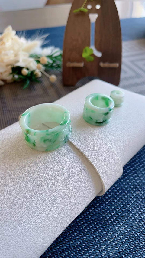 Cincin jempol giok alami, dari tambang tua, dengan tekstur halus dan hangat, warna hijau cerah, ukiran indah, beli satu gratis dua, ukuran 2.2, termasuk ongkos kirim dan pajak.