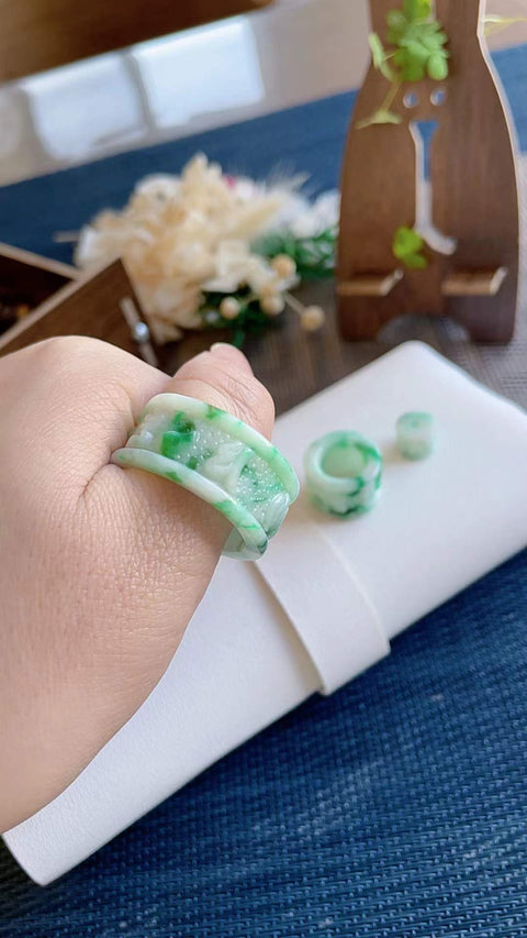 Cincin jempol giok alami, dari tambang tua, dengan tekstur halus dan hangat, warna hijau cerah, ukiran indah, beli satu gratis dua, ukuran 2.2, termasuk ongkos kirim dan pajak.