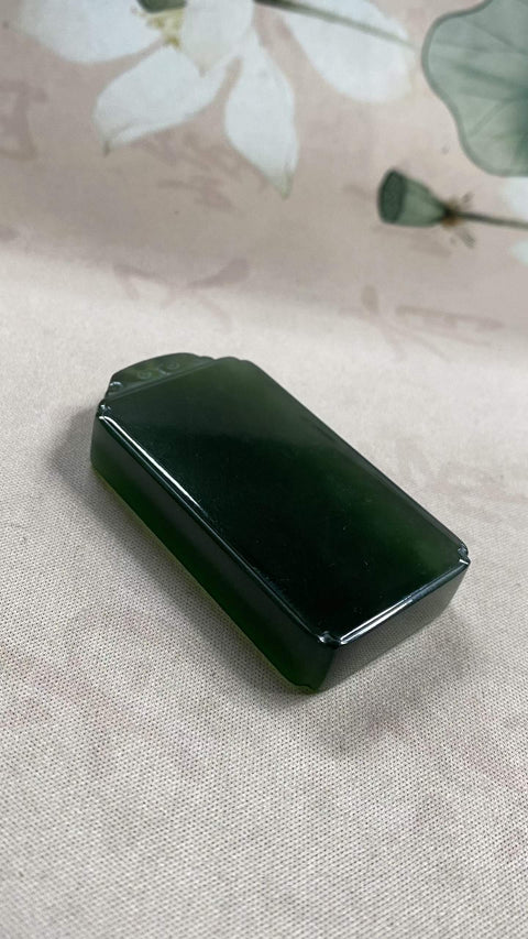 Liontin Perdamaian dan Keamanan: Liontin giok Xiuyan yang indah dengan warna hijau penuh dan nuansa zamrud yang mengambang, melambangkan kekayaan dan kemakmuran seumur hidup. Dimensi: 60,5 x 31,7 x 10,6 mm. Harga sudah termasuk ongkos kirim dan pajak.