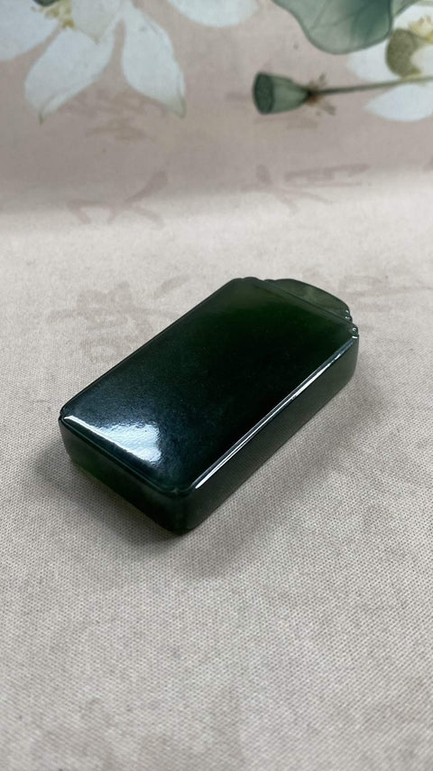 Liontin Perdamaian dan Keamanan: Liontin giok Xiuyan yang indah dengan warna hijau penuh dan nuansa zamrud yang mengambang, melambangkan kekayaan dan kemakmuran seumur hidup. Dimensi: 60,5 x 31,7 x 10,6 mm. Harga sudah termasuk ongkos kirim dan pajak.