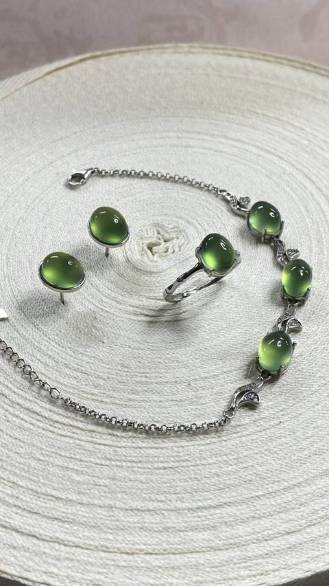 Set perhiasan giok Xiuyan yang indah, warna hijau pekat, dipasang pada perak 925. Gelang (ekstra panjang): 7x9mm, anting-anting: 8x10mm, cincin (ukuran dapat disesuaikan): 7x9mm. Termasuk ongkos kirim dan pajak.