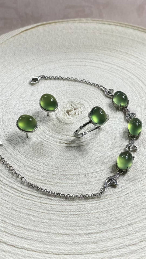 Set perhiasan giok Xiuyan yang indah, warna hijau pekat, dipasang pada perak 925. Gelang (ekstra panjang): 7x9mm, anting-anting: 8x10mm, cincin (ukuran dapat disesuaikan): 7x9mm. Termasuk ongkos kirim dan pajak.