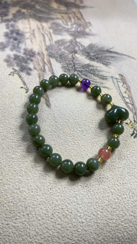 Gelang giok Hetian yang indah, dipadukan dengan aksesori halus termasuk manik-manik akik merah dan amethyst. Ukuran: 8mm. Termasuk ongkos kirim dan pajak.