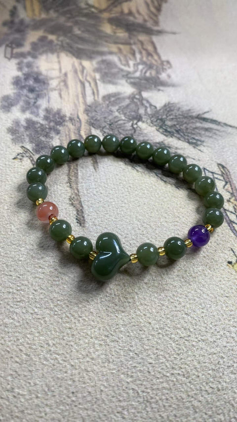 Gelang giok Hetian yang indah, dipadukan dengan aksesori halus termasuk manik-manik akik merah dan amethyst. Ukuran: 8mm. Termasuk ongkos kirim dan pajak.