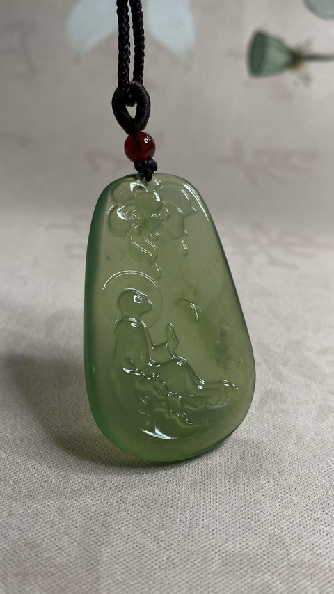 Pencerahan: Liontin giok Xiuyan yang indah, material 180mm, menampilkan bunga lotus yang melambangkan pencerahan. Dimensi: 29 x 49mm. Harga sudah termasuk ongkos kirim dan pajak.