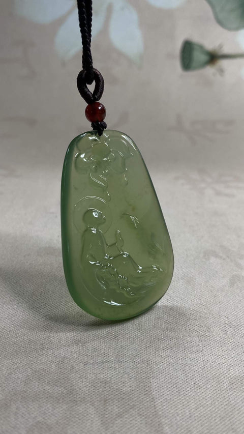 Pencerahan: Liontin giok Xiuyan yang indah, material 180mm, menampilkan bunga lotus yang melambangkan pencerahan. Dimensi: 29 x 49mm. Harga sudah termasuk ongkos kirim dan pajak.