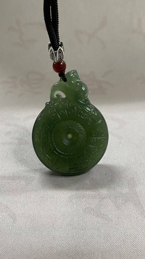 Kedamaian dan Berkah: Liontin giok Xiuyan yang indah, berwarna hijau pekat, menarik kekayaan dan menjamin keselamatan. Cocok untuk pria dan wanita. Spesifikasi: 51 x 38 x 10,3 mm. Termasuk ongkos kirim dan pajak.