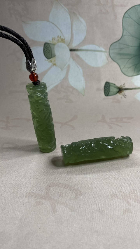 Liontin Giok Naga Melingkar: Liontin giok Xiuyan yang indah, diukir dengan halus dengan motif naga melingkari pilar, dimensi: 54,5 x 15,5 mm, termasuk ongkos kirim dan pajak.