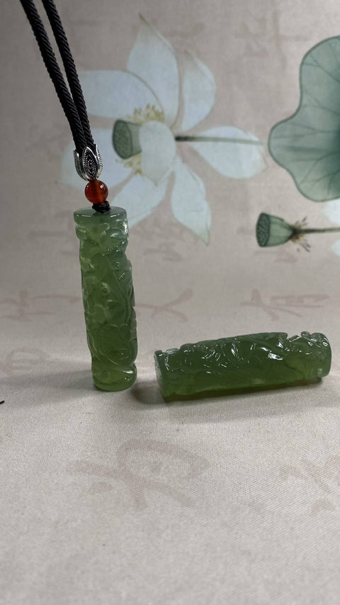 Liontin Giok Naga Melingkar: Liontin giok Xiuyan yang indah, diukir dengan halus dengan motif naga melingkari pilar, dimensi: 54,5 x 15,5 mm, termasuk ongkos kirim dan pajak.